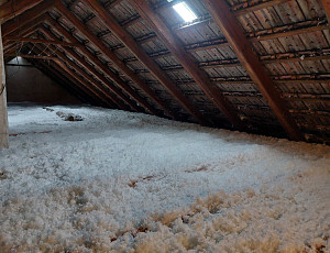 Zateplení stropu patrového rodinného domu pomocí foukané izolace